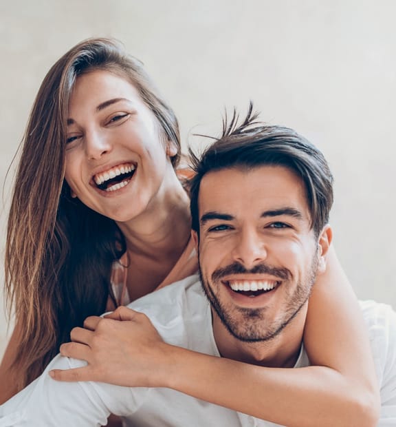Pareja joven sonriendo